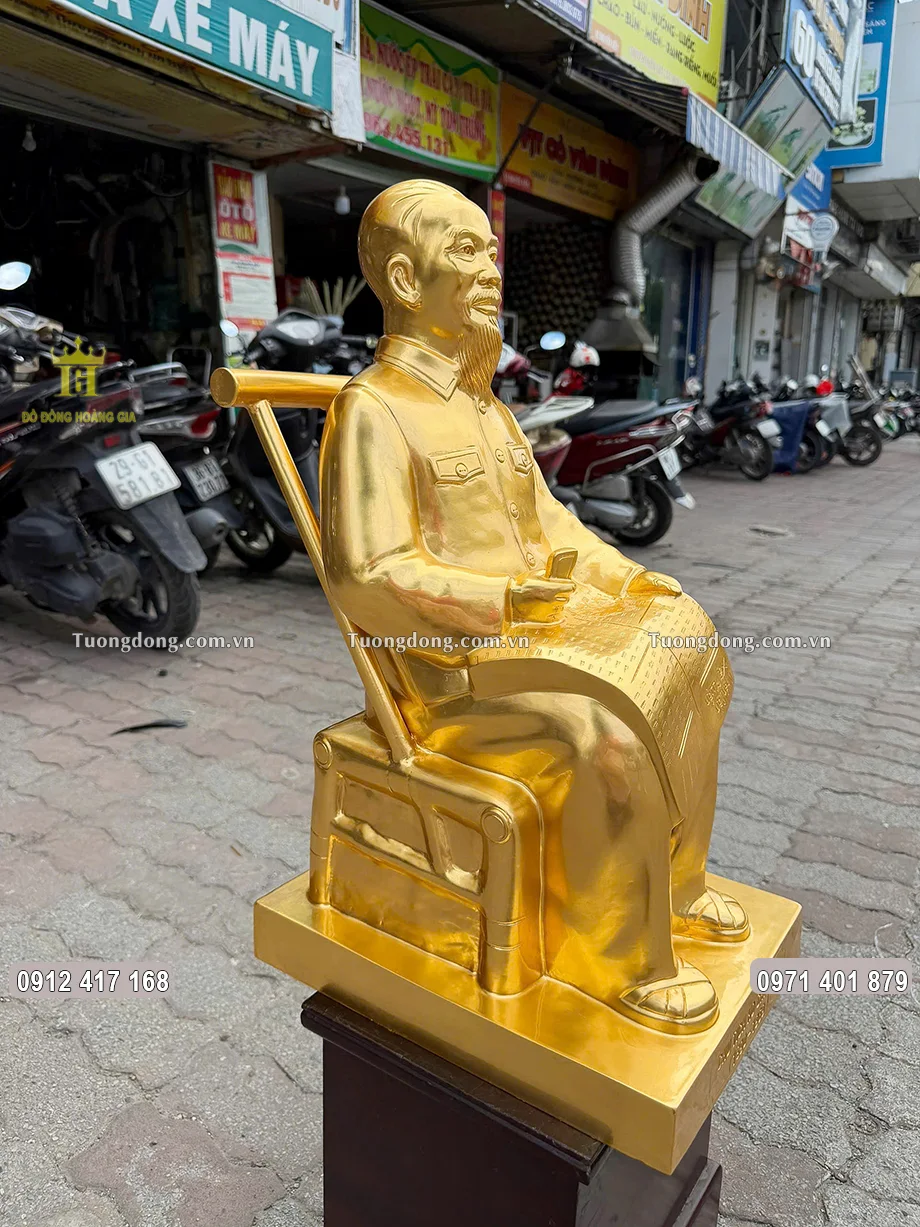 Hình ảnh nhìn nghiêng của bức tượng đồng